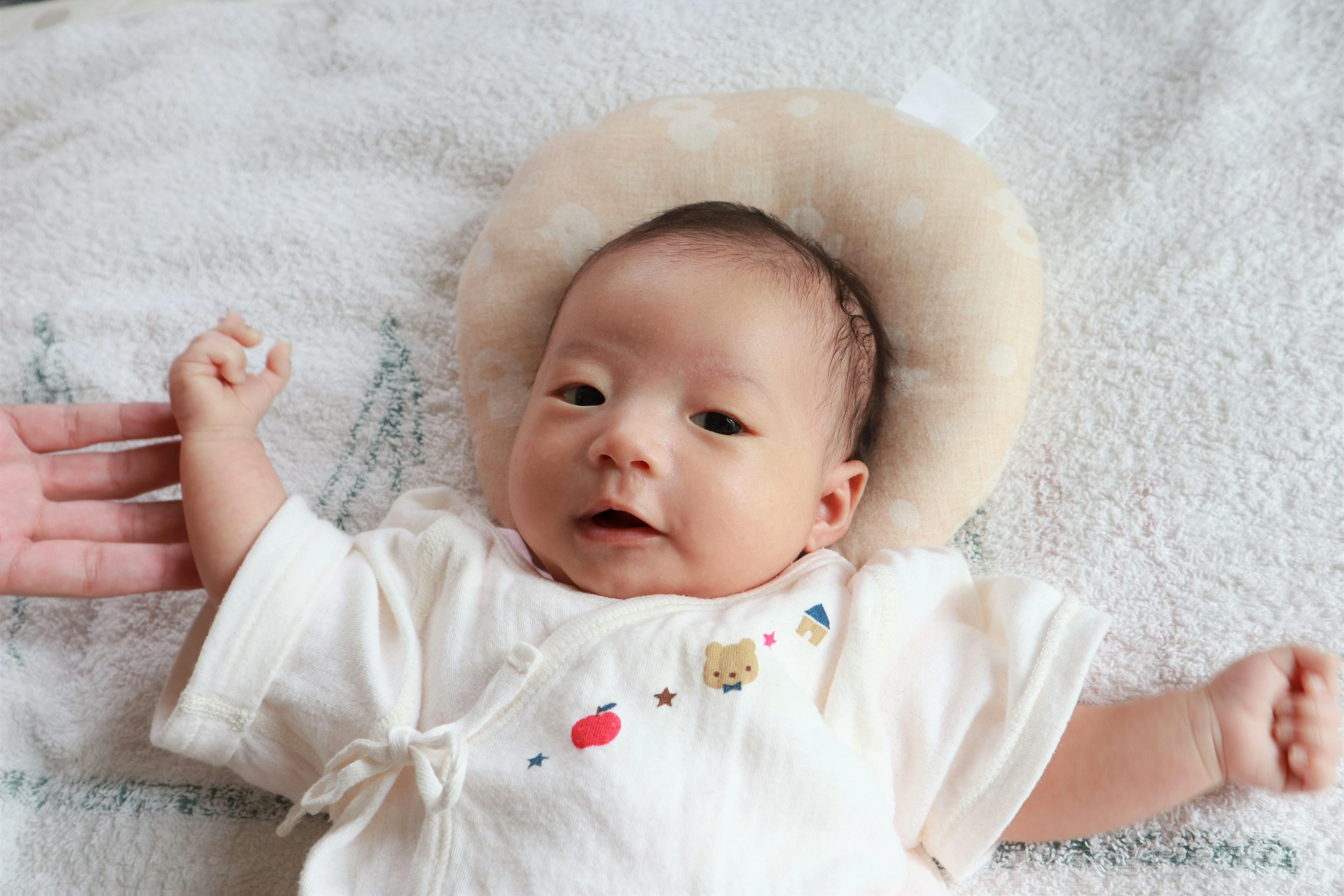 医師解説】ドーナツ枕やベビー枕で赤ちゃんの頭のゆがみは予防できます